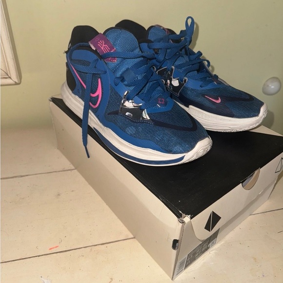 Nike Kyrie Low Size 9 - Picture 3 of 5